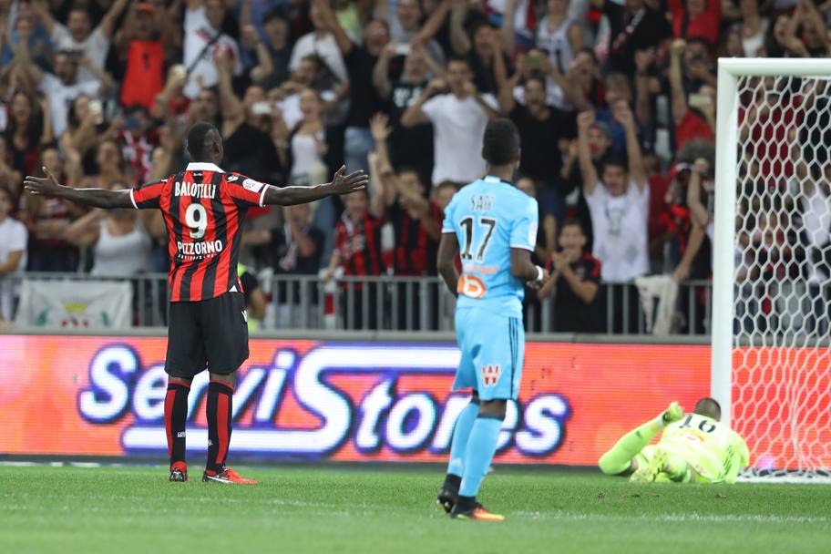 L’esultanza di Mario Balotelli dopo il gol realizzato dal dischetto nella gara d’esordio con la maglia del Nizza. AFP